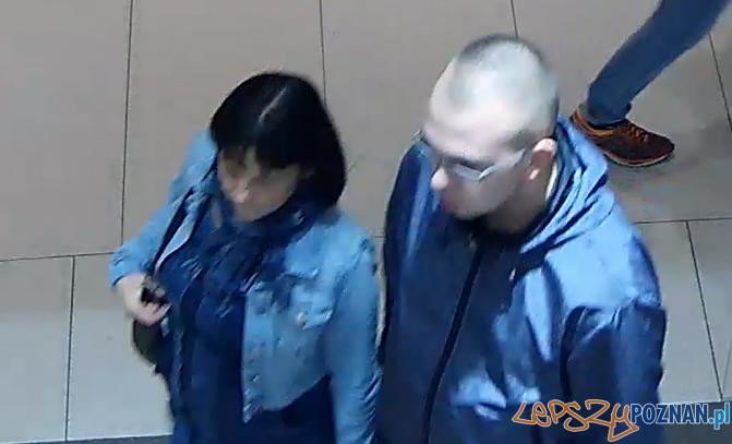 Pobicie i kradzież - są zdjęcia, nie wiadomo kim są sprawcy Foto: monitoring Pobicie i kradzież - są zdjęcia, nie wiadomo kim są sprawcy Foto: monitoring