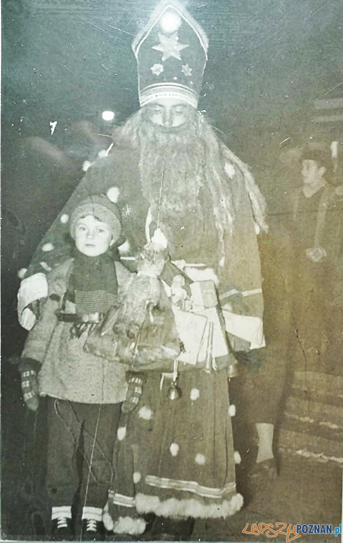 Gwiazdor przed Okrąglakiem Foto: Iwona Małgorzata Jankowska - archiwum domowe Gwiazdor przed Okrąglakiem Foto: Iwona Małgorzata Jankowska - archiwum domowe