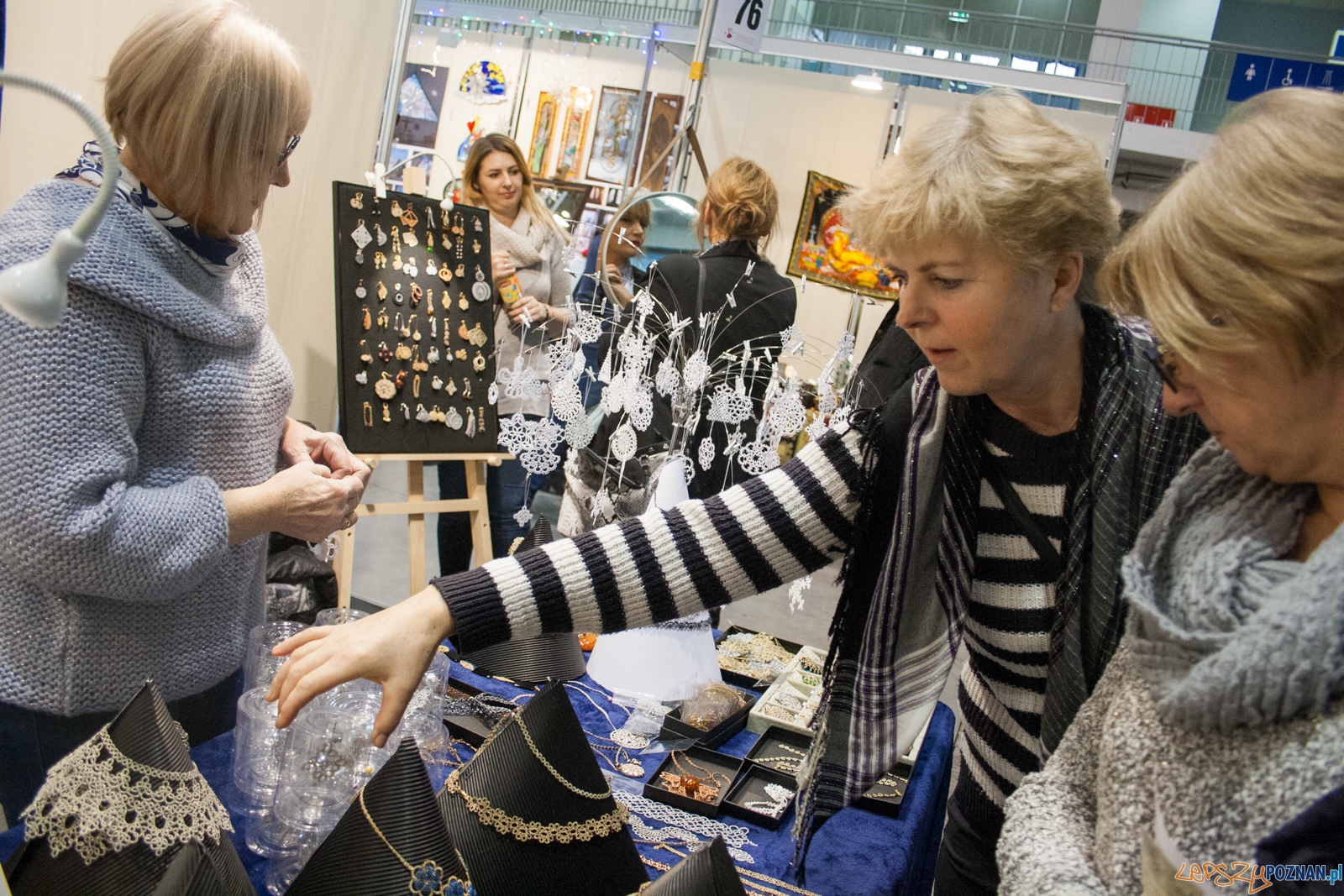 Festiwal Sztuki i Przedmiotów Artystycznych (2.12.2016) MTP Foto: © lepszyPOZNAN.pl / Karolina Kiraga Festiwal Sztuki i Przedmiotów Artystycznych (2.12.2016) MTP Foto: © lepszyPOZNAN.pl / Karolina Kiraga