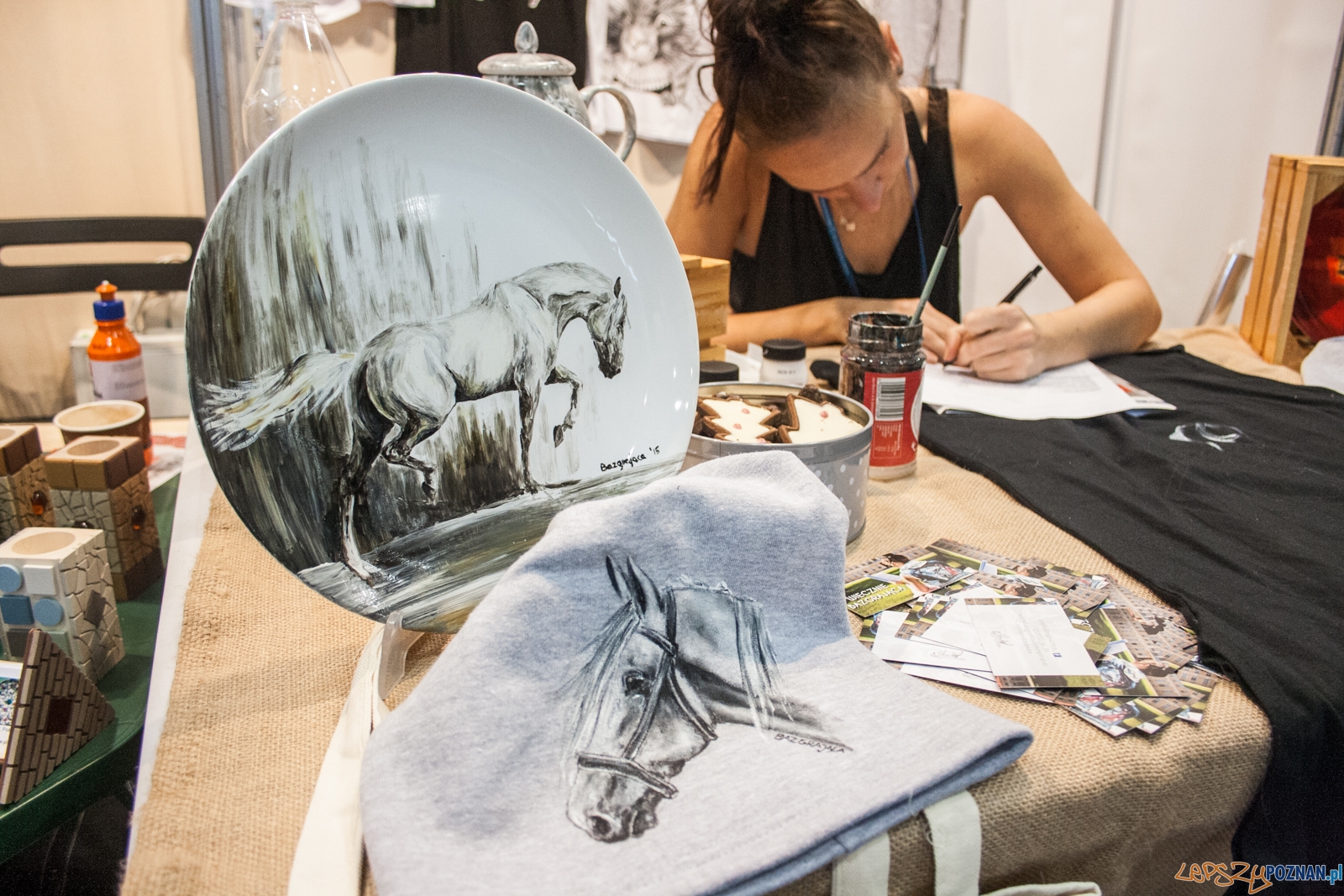 Festiwal Sztuki i Przedmiotów Artystycznych (2.12.2016) MTP Foto: © lepszyPOZNAN.pl / Karolina Kiraga Festiwal Sztuki i Przedmiotów Artystycznych (2.12.2016) MTP Foto: © lepszyPOZNAN.pl / Karolina Kiraga