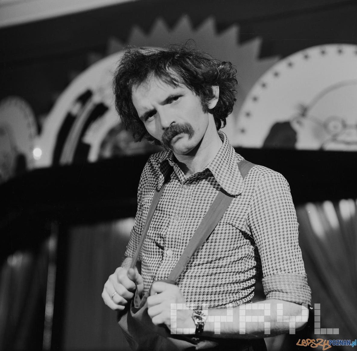 Bohdan Smoleń - Zbiórka, czyli z rolnictwem na TEY - kabaret na scenie przy ul. Woźnej 1978 r. Foto: Jerzy Nowakowski / Cyryl Bohdan Smoleń - Zbiórka, czyli z rolnictwem na TEY - kabaret na scenie przy ul. Woźnej 1978 r. Foto: Jerzy Nowakowski / Cyryl