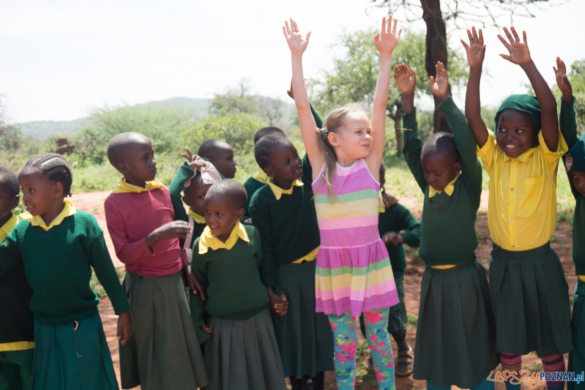 Natalia z afrykańskimi przyjaciółmi Foto: Fundacja Mają Przyszłość Natalia z afrykańskimi przyjaciółmi Foto: Fundacja Mają Przyszłość
