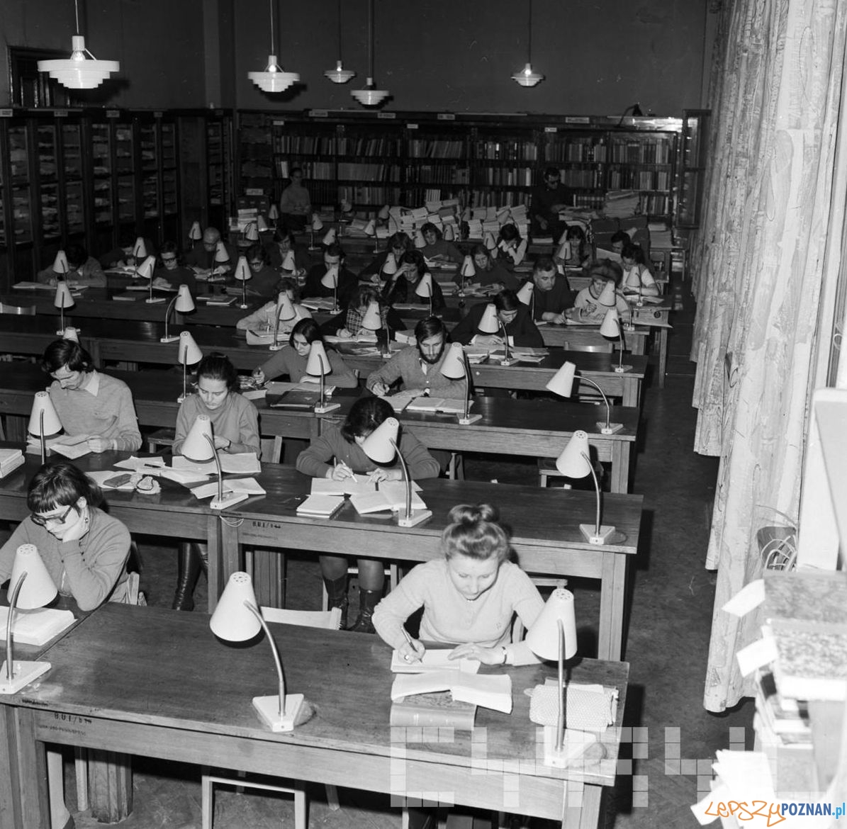 Sesja egzaminacyjna na Uniwersytecie Adama Mickiewicza - 17.01.1974 - studenci w czytelni Foto: Stanisław Wiktor / Cyryl Sesja egzaminacyjna na Uniwersytecie Adama Mickiewicza - 17.01.1974 - studenci w czytelni Foto: Stanisław Wiktor / Cyryl