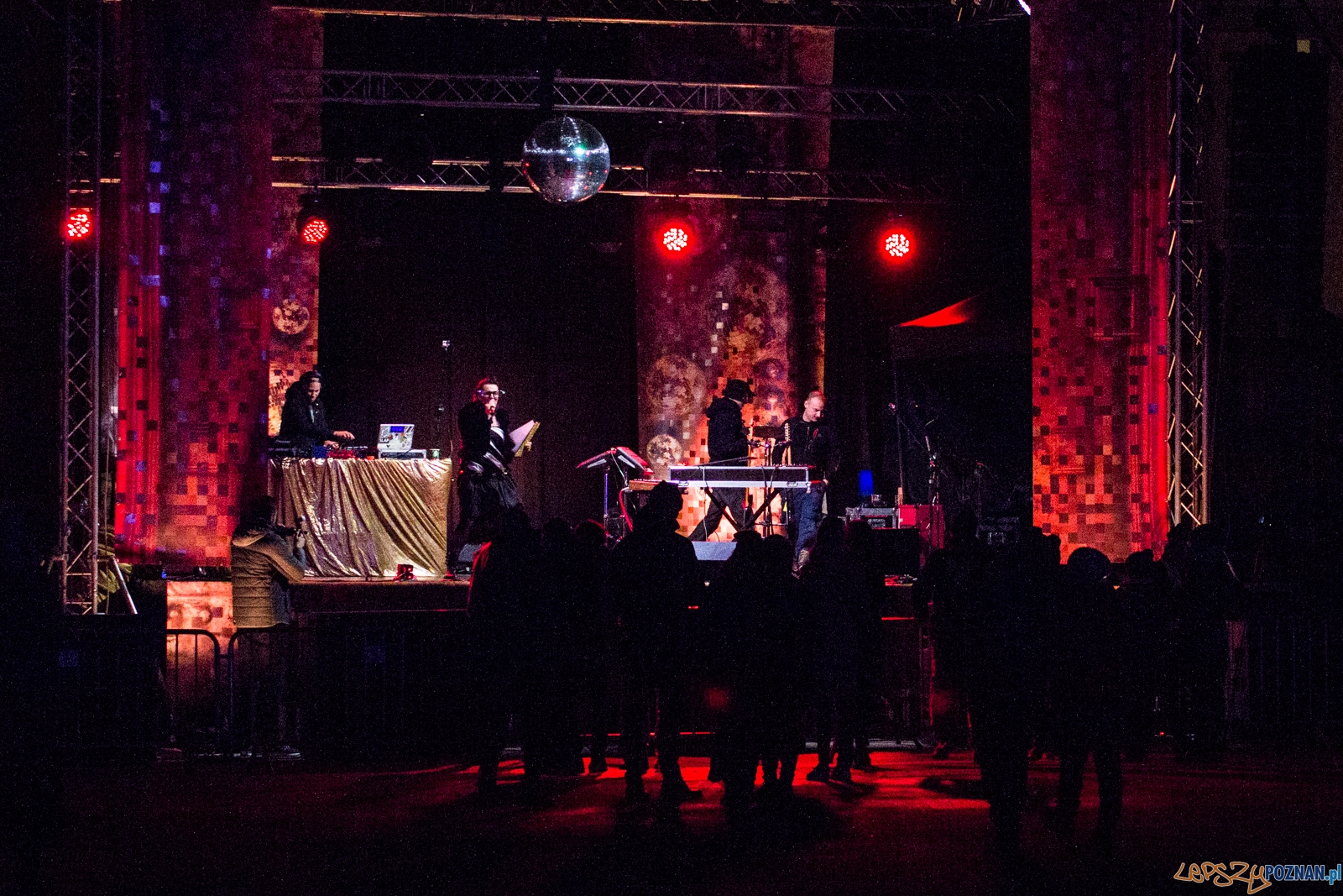 Sylwester Retro-Futuro na placu Wolności Foto: lepszyPOZNAN.pl / Ewelina Jaśkowiak Sylwester Retro-Futuro na placu Wolności Foto: lepszyPOZNAN.pl / Ewelina Jaśkowiak