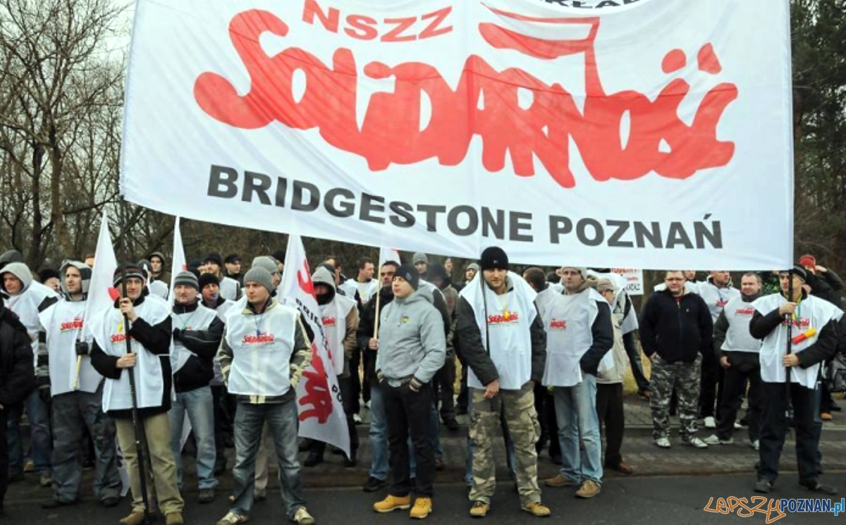 Pikieta związkowców przed fabryką Bridgestone Foto: NSZZ S Pikieta związkowców przed fabryką Bridgestone Foto: NSZZ S