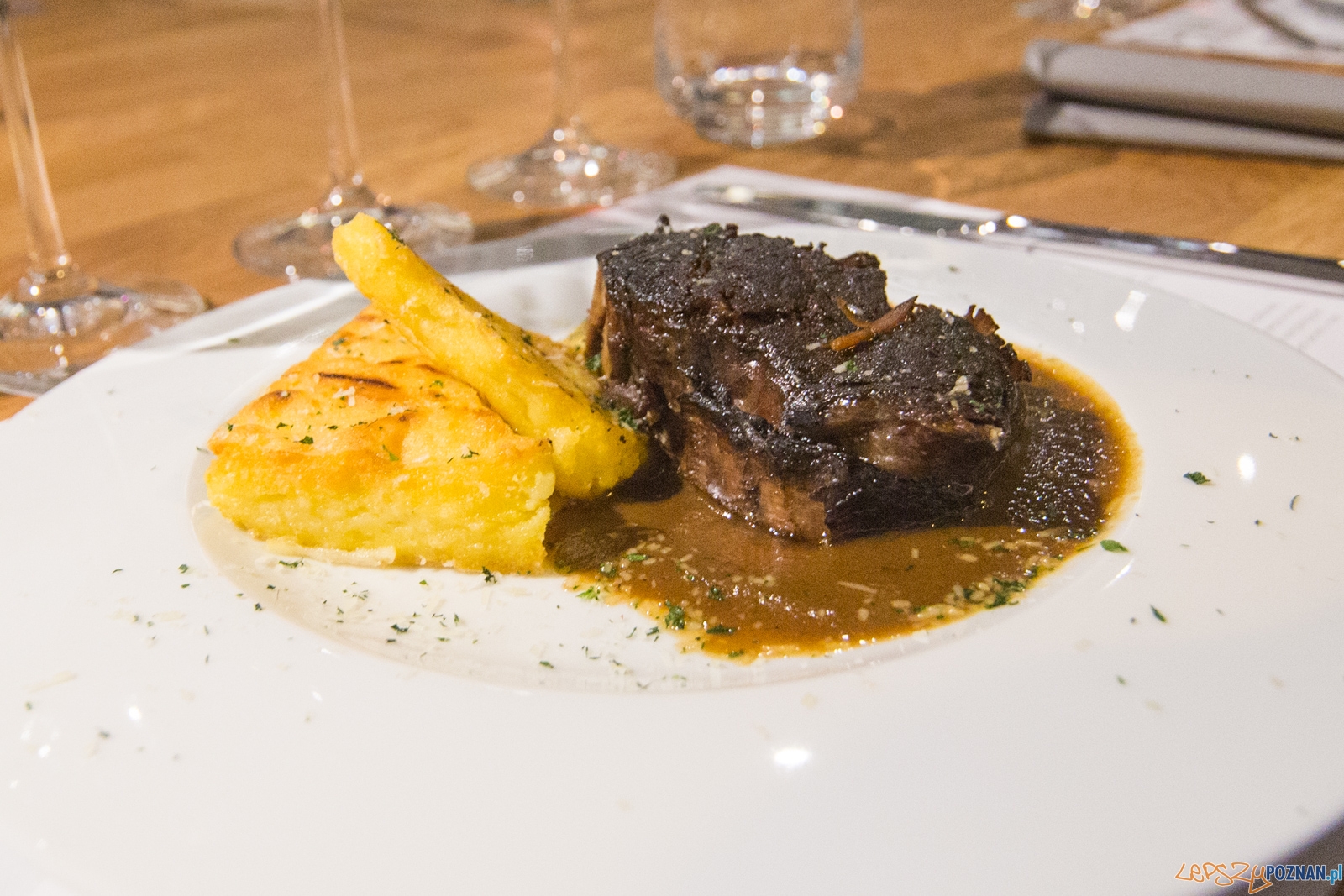 Dobra i Wino (Wołowina duszona i pieczona w czerwonym wini, ser Foto: lepszyPOZNAN.pl / Piotr Rychter Dobra i Wino (Wołowina duszona i pieczona w czerwonym wini, ser Foto: lepszyPOZNAN.pl / Piotr Rychter