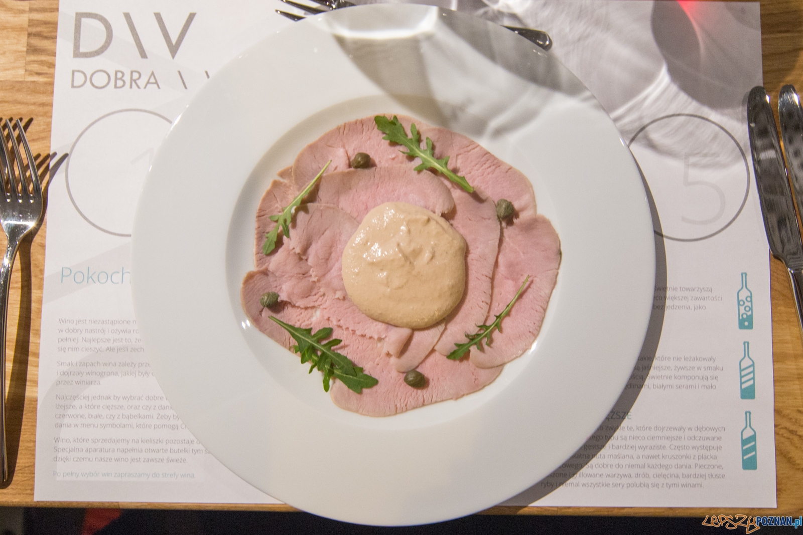 Dobra i Wino (Zimne plastry duszonej cielęciny z sosem tuńczyk Foto: lepszyPOZNAN.pl / Piotr Rychter Dobra i Wino (Zimne plastry duszonej cielęciny z sosem tuńczyk Foto: lepszyPOZNAN.pl / Piotr Rychter