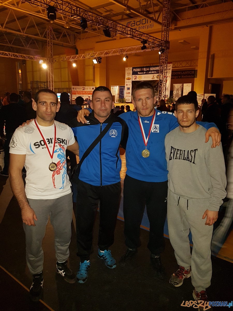 zawodnicy z medalami i trenerem Foto: KS Sobieski zawodnicy z medalami i trenerem Foto: KS Sobieski