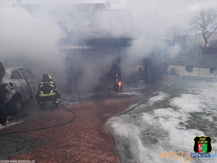 Samochód w ogniu Foto: OSP Luboń Samochód w ogniu Foto: OSP Luboń
