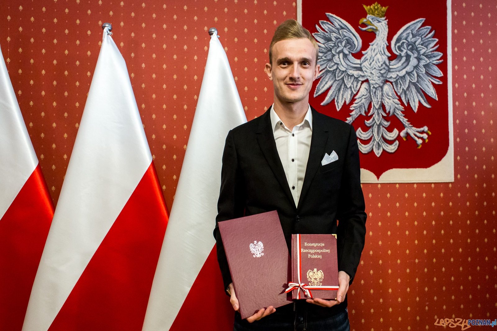 Jasmin Burić odbiera polski paszport Foto: lechpoznan.pl/fot. Adam Ciereszko Jasmin Burić odbiera polski paszport Foto: lechpoznan.pl/fot. Adam Ciereszko