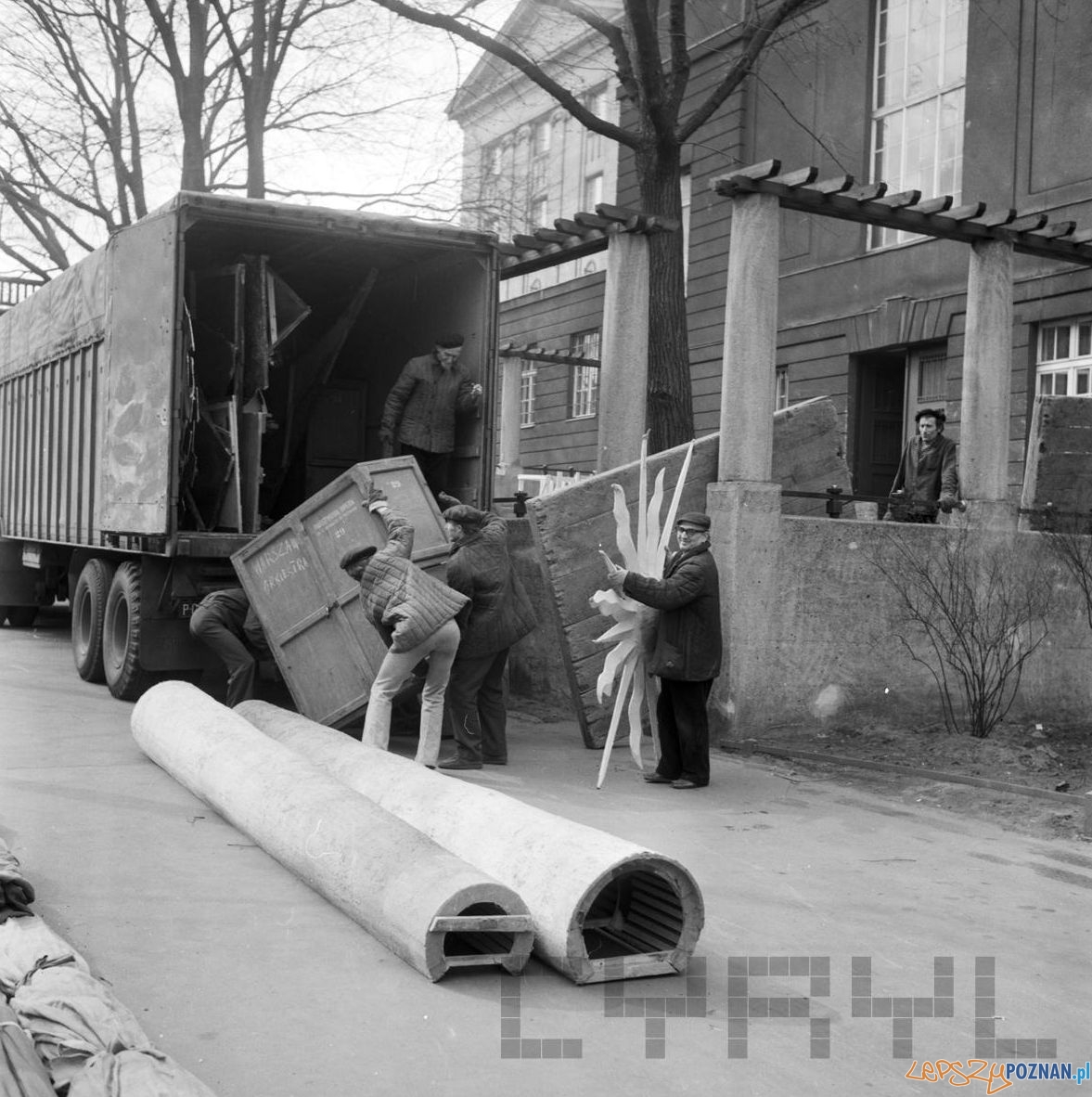 Załadunek inscenizacji do opery Gioconda - 16.03.1975 Foto: Stanisław Wiktor / Cyryl Załadunek inscenizacji do opery Gioconda - 16.03.1975 Foto: Stanisław Wiktor / Cyryl
