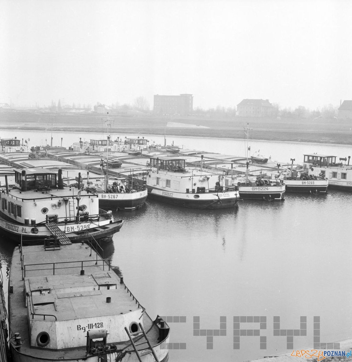 Barki na Warcie w porcie przy Szyperskiej - 16.03.1975 Foto: Stanisław Wiktor / Cyryl Barki na Warcie w porcie przy Szyperskiej - 16.03.1975 Foto: Stanisław Wiktor / Cyryl