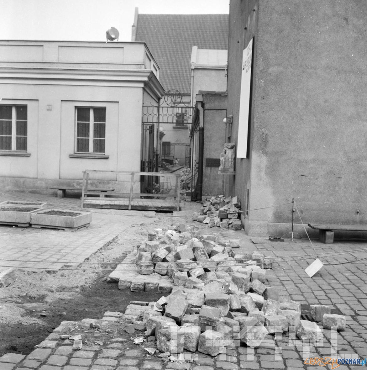 Prace brukowe przy Arsenale na Starym Rynku - 16.03.1975 Foto: Stanisław Wiktor / Cyryl Prace brukowe przy Arsenale na Starym Rynku - 16.03.1975 Foto: Stanisław Wiktor / Cyryl