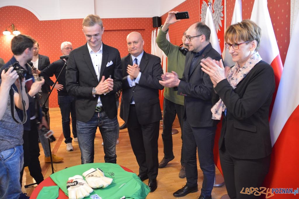 Przekazanie darów  Foto: materiały prasowe UW