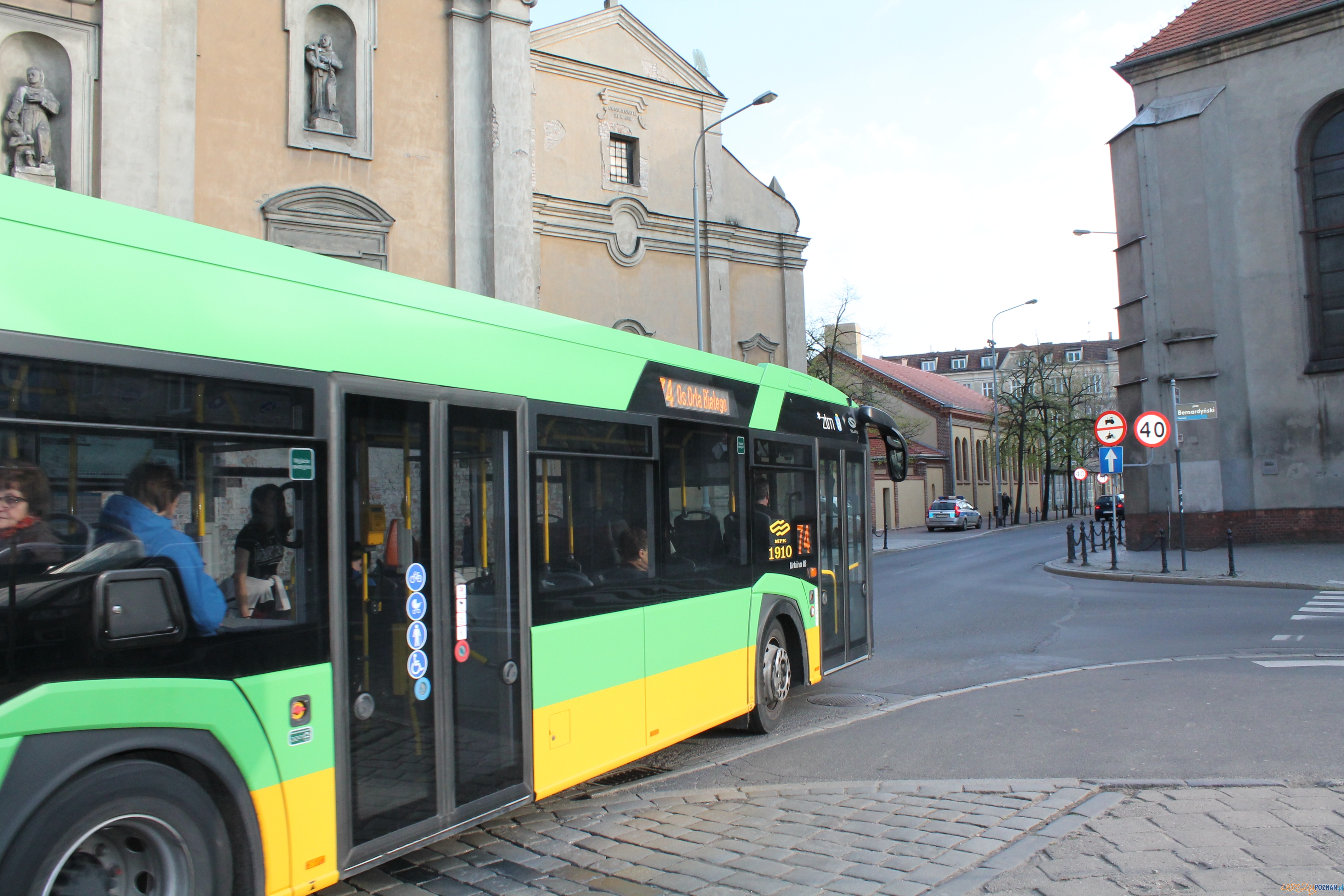 Garbary - autobus 74  Foto: Tomasz Dworek 