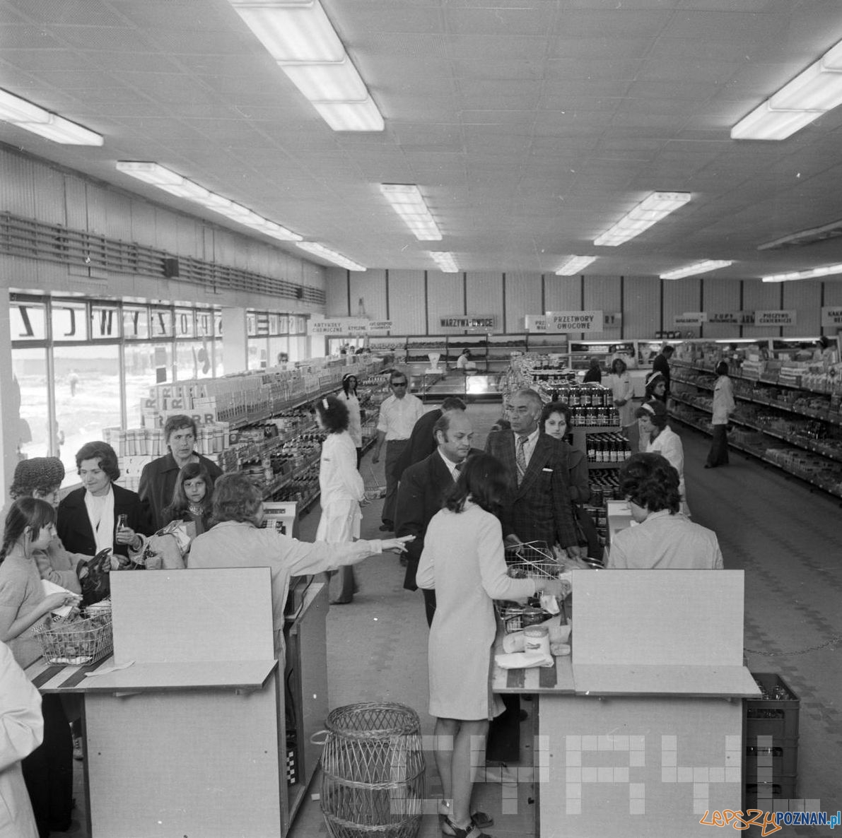 Nowy SAM - samoobsługowy sklep spożyuwczy na Ratajach - 25.05.1975 Foto: Stanisław Wiktor / Cyryl Nowy SAM - samoobsługowy sklep spożyuwczy na Ratajach - 25.05.1975 Foto: Stanisław Wiktor / Cyryl