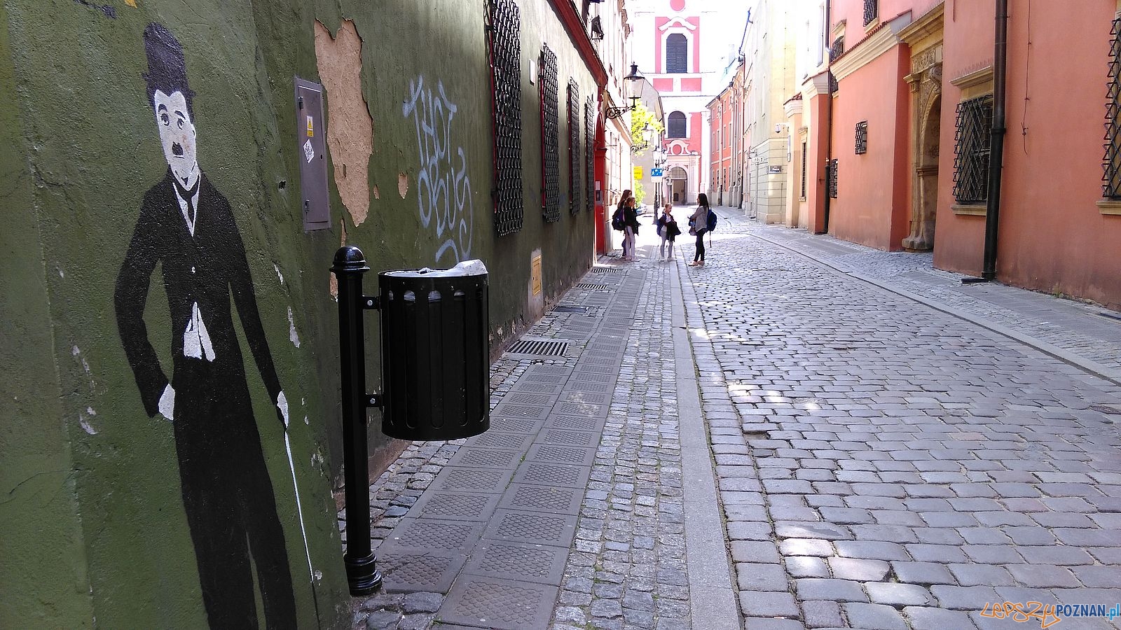 Nowe kosze na śmieci na Starym Mieście - ulica Klasztorna Foto: Tomasz Dworek / ROSM Nowe kosze na śmieci na Starym Mieście - ulica Klasztorna Foto: Tomasz Dworek / ROSM