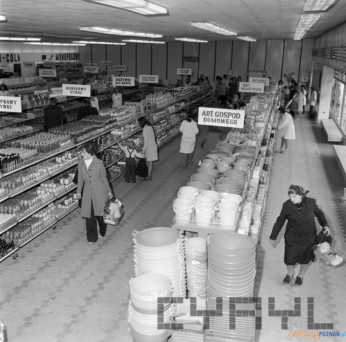 Nowy SAM - samoobsługowy sklep spożyuwczy na Ratajach - 25.05.1975 Foto: Stanisław Wiktor / Cyryl Nowy SAM - samoobsługowy sklep spożyuwczy na Ratajach - 25.05.1975 Foto: Stanisław Wiktor / Cyryl