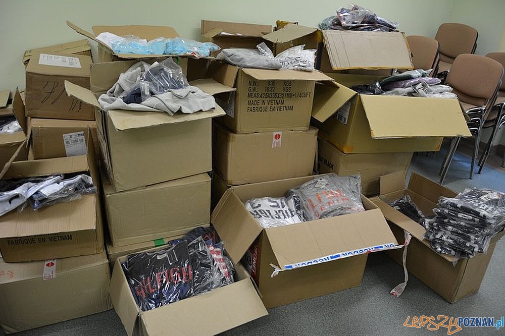 Policja zabezpiecza podrobioną odzież Foto: Materiały Policji Policja zabezpiecza podrobioną odzież Foto: Materiały Policji