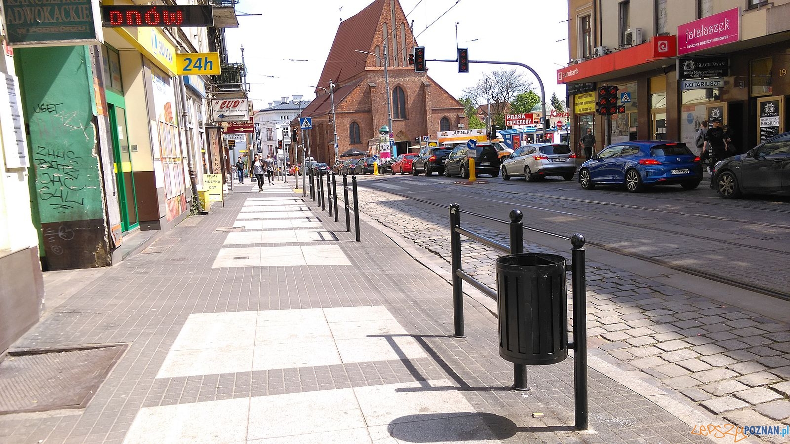 Nowe kosze na śmieci na Starym Mieście - Święty Marcin Foto: Tomasz Dworek / ROSM Nowe kosze na śmieci na Starym Mieście - Święty Marcin Foto: Tomasz Dworek / ROSM