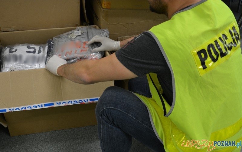 Policja zabezpiecza podrobioną odzież Foto: Materiały Policji Policja zabezpiecza podrobioną odzież Foto: Materiały Policji