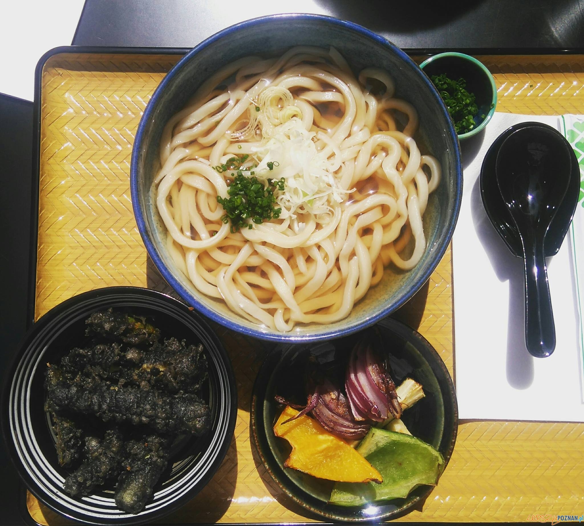 Zen On - Kake udon z bulionem rybnym z czarną tempurą i grillowanymi warzywami Foto: lepszyPOZNAN.pl / Ewellina Jaśkowiak Zen On - Kake udon z bulionem rybnym z czarną tempurą i grillowanymi warzywami Foto: lepszyPOZNAN.pl / Ewellina Jaśkowiak