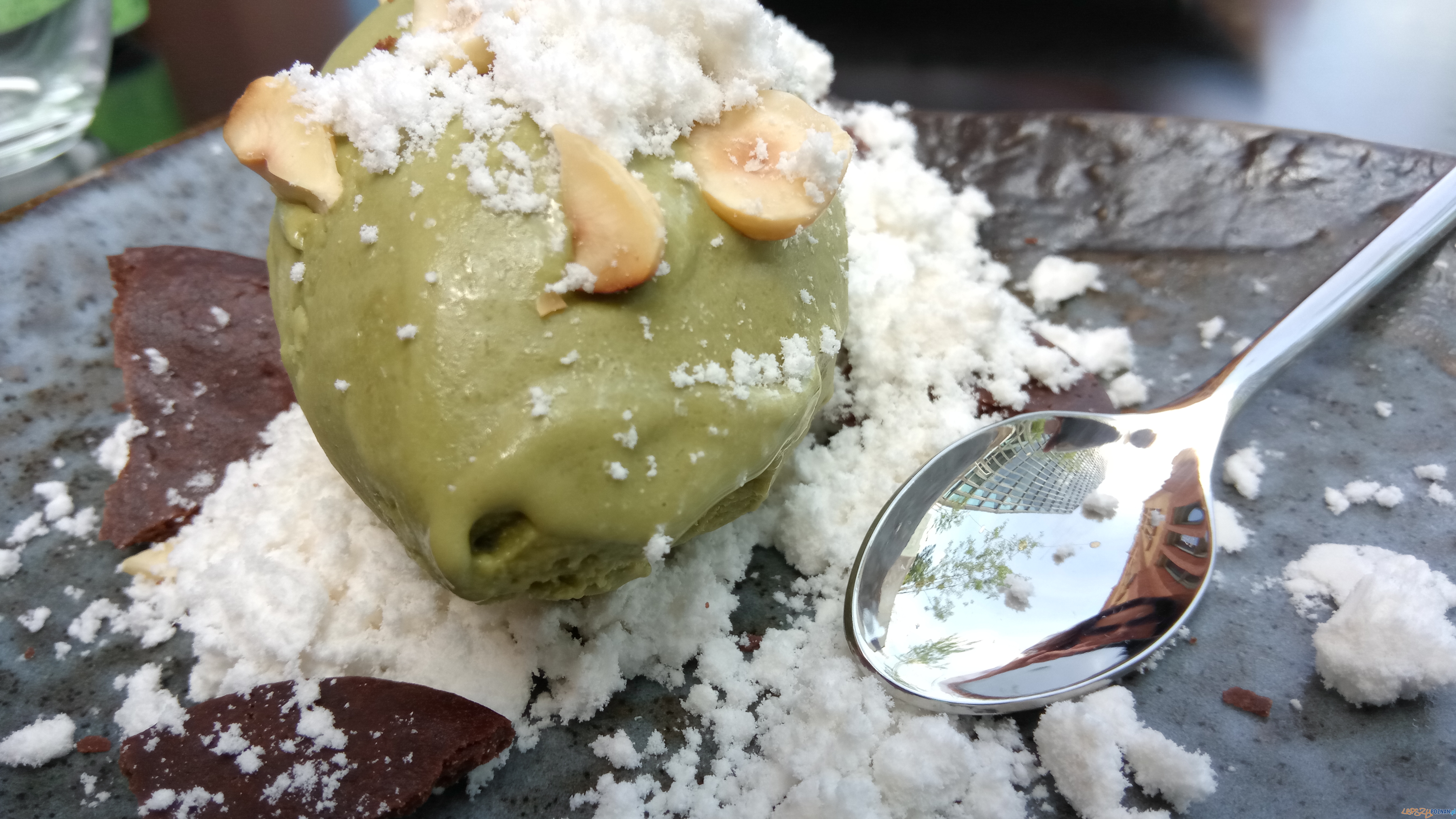 Zen On - Lody z zielonej herbaty Matcha z ciastem migdałowym i pudrem z oliwy sezamowej Foto: lepszyPOZNAN.pl / Piotr Rychter Zen On - Lody z zielonej herbaty Matcha z ciastem migdałowym i pudrem z oliwy sezamowej Foto: lepszyPOZNAN.pl / Piotr Rychter