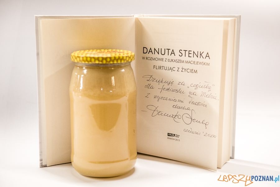 Książka FLIRTUJĄC Z ŻYCIEM i słoik miodu od DANUTY STENKI Foto: Maciej Zakrzewski / Malta Festival Książka FLIRTUJĄC Z ŻYCIEM i słoik miodu od DANUTY STENKI Foto: Maciej Zakrzewski / Malta Festival