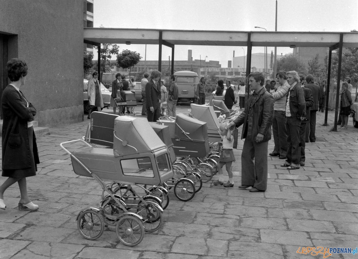 Punkt sprzedaży wózkow dziecięcych - 3-4 czerwca 1978 Foto: Stanisław Wiktor /Cyryl Punkt sprzedaży wózkow dziecięcych - 3-4 czerwca 1978 Foto: Stanisław Wiktor /Cyryl