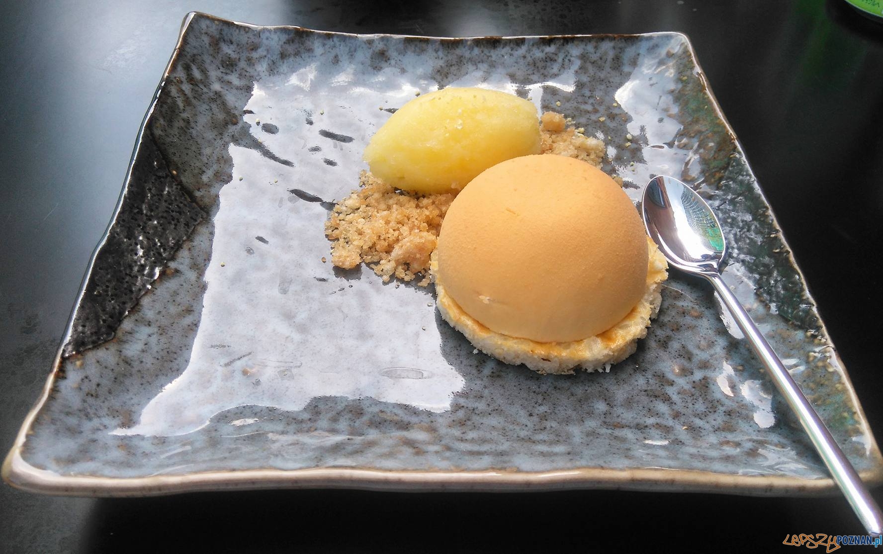 Zen On - Mus z mascarpone z galaretką z wiśni, ciastkiem ryżowym i sorbetem cytrusowym Foto: lepszyPOZNAN.pl / Ewellina Jaśkowiak Zen On - Mus z mascarpone z galaretką z wiśni, ciastkiem ryżowym i sorbetem cytrusowym Foto: lepszyPOZNAN.pl / Ewellina Jaśkowiak