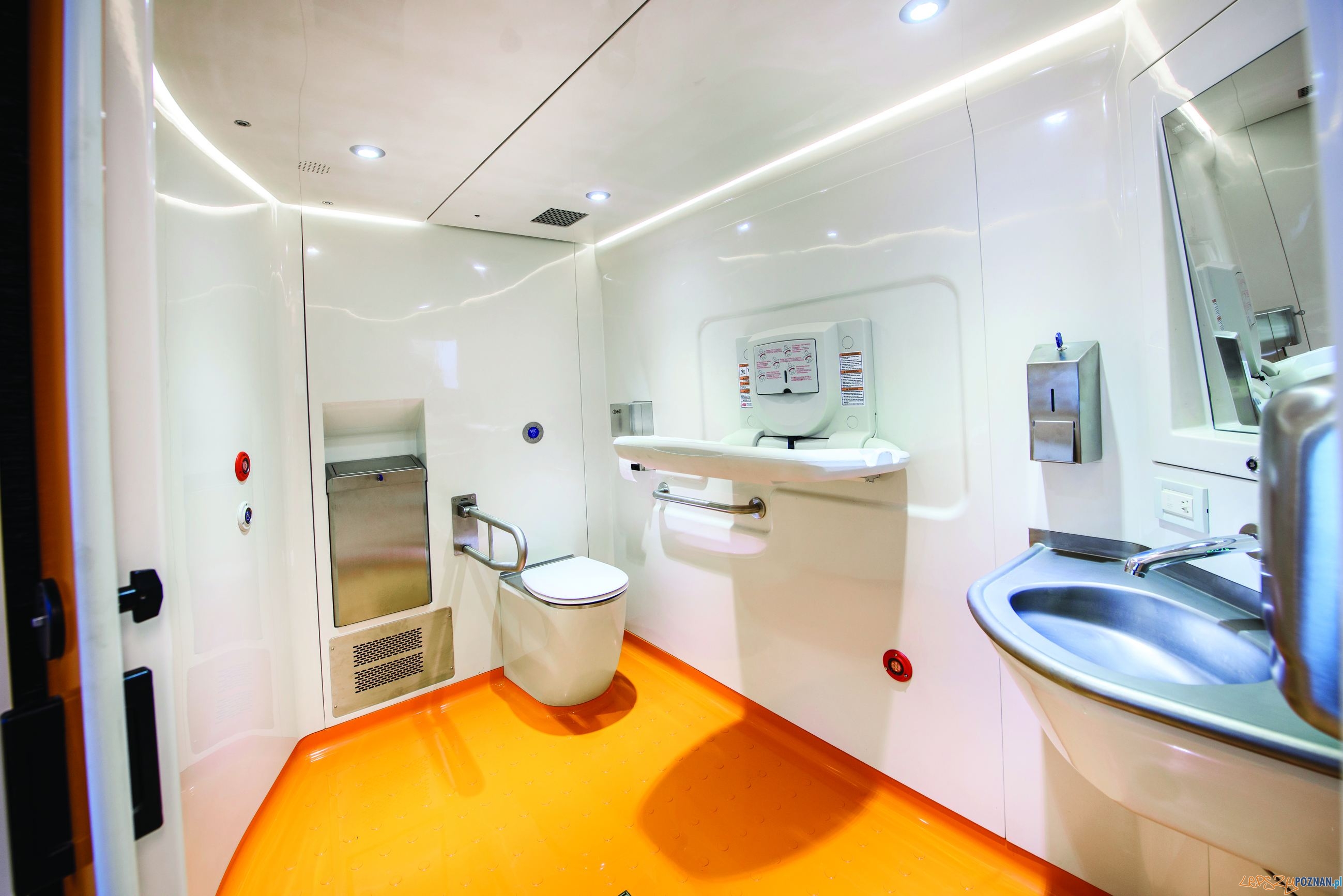 Feniks 57 EZT zmodernizowanany w H. Cegielski (3) Foto: materiały prasowe H. Cegielski Feniks 57 EZT zmodernizowanany w H. Cegielski (3) Foto: materiały prasowe H. Cegielski