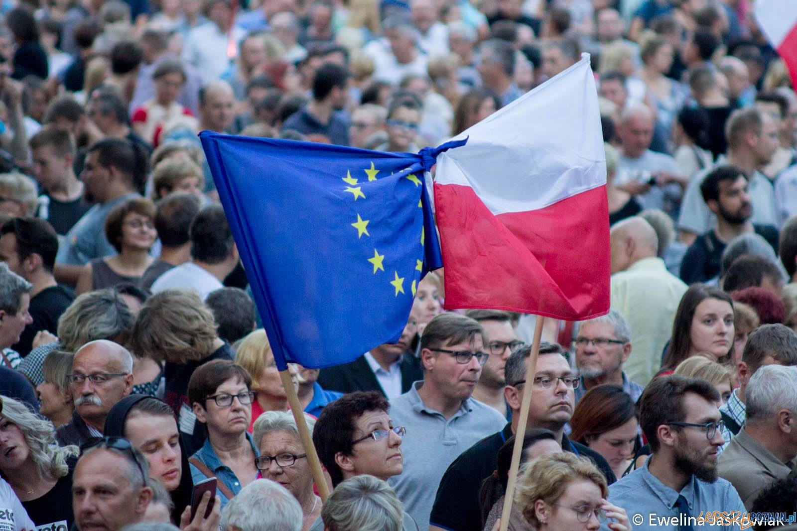 Łańcuch Światła - Poznań Plac Wolności 20.07.2017 r. Foto: Ewelina Jaskowiak Łańcuch Światła - Poznań Plac Wolności 20.07.2017 r. Foto: Ewelina Jaskowiak