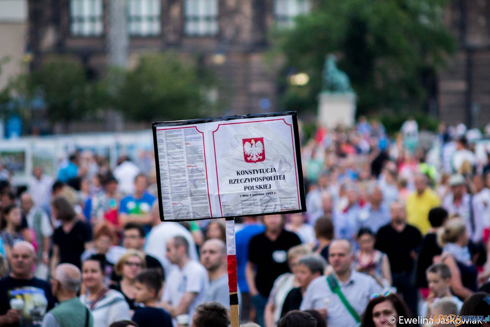 Łańcuch Światła - Poznań Plac Wolności 20.07.2017 r. Foto: Ewelina Jaskowiak Łańcuch Światła - Poznań Plac Wolności 20.07.2017 r. Foto: Ewelina Jaskowiak