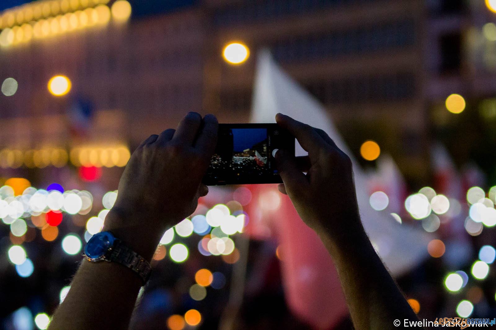 Łańcuch Światła - Poznań Plac Wolności 20.07.2017 r. Foto: Ewelina Jaskowiak Łańcuch Światła - Poznań Plac Wolności 20.07.2017 r. Foto: Ewelina Jaskowiak