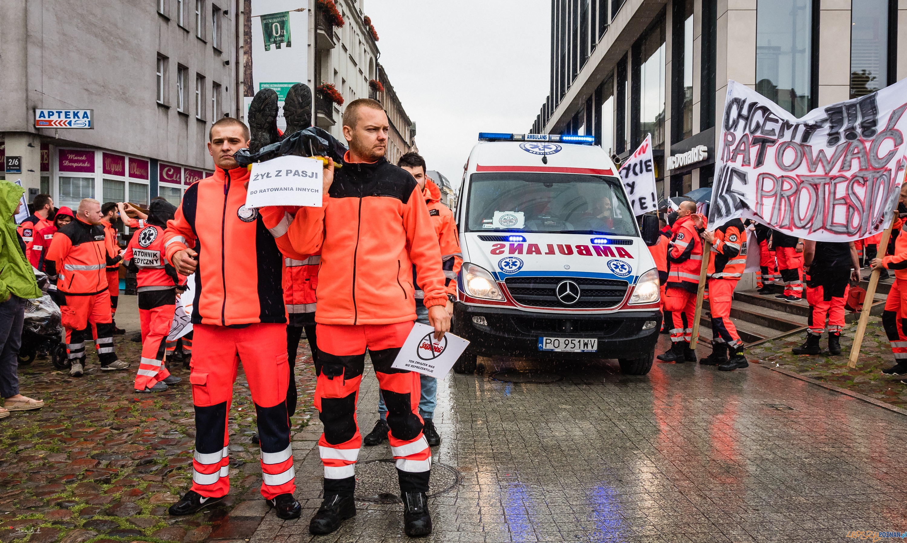 Protest Ratowników Medycznych w Poznaniu Foto: ADAM SZACH Protest Ratowników Medycznych w Poznaniu Foto: ADAM SZACH