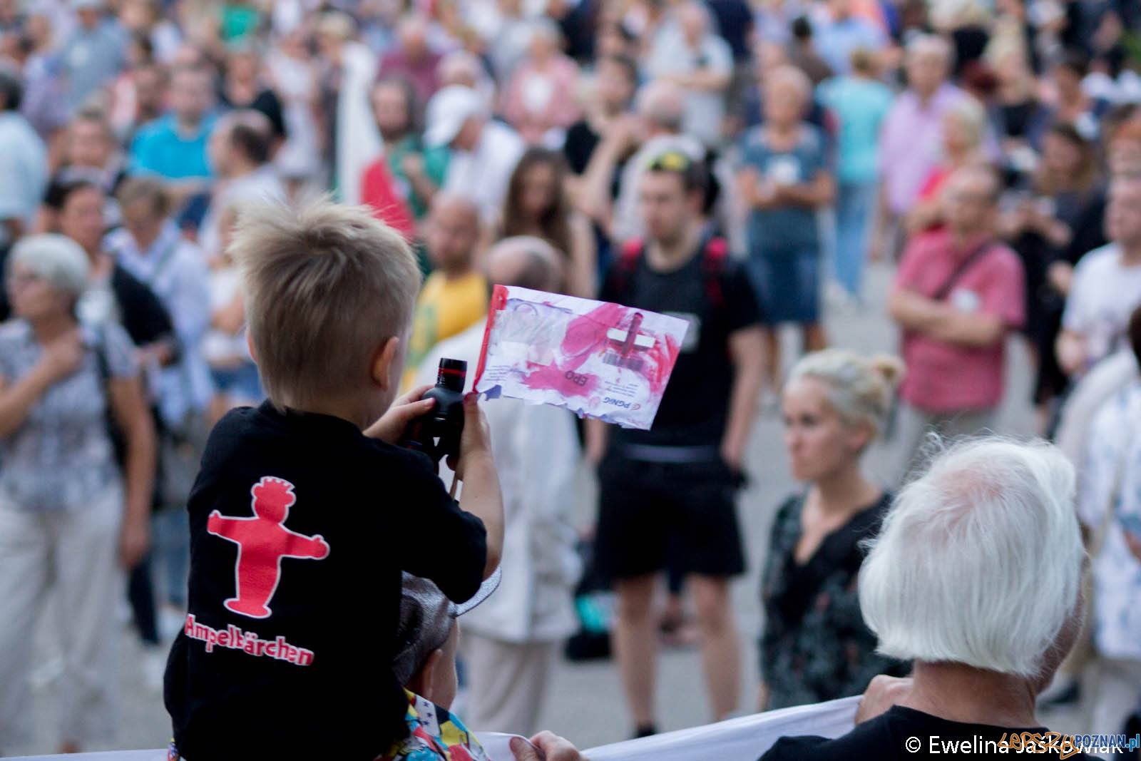 Łańcuch Światła - Poznań Plac Wolności 20.07.2017 r. Foto: Ewelina Jaskowiak Łańcuch Światła - Poznań Plac Wolności 20.07.2017 r. Foto: Ewelina Jaskowiak