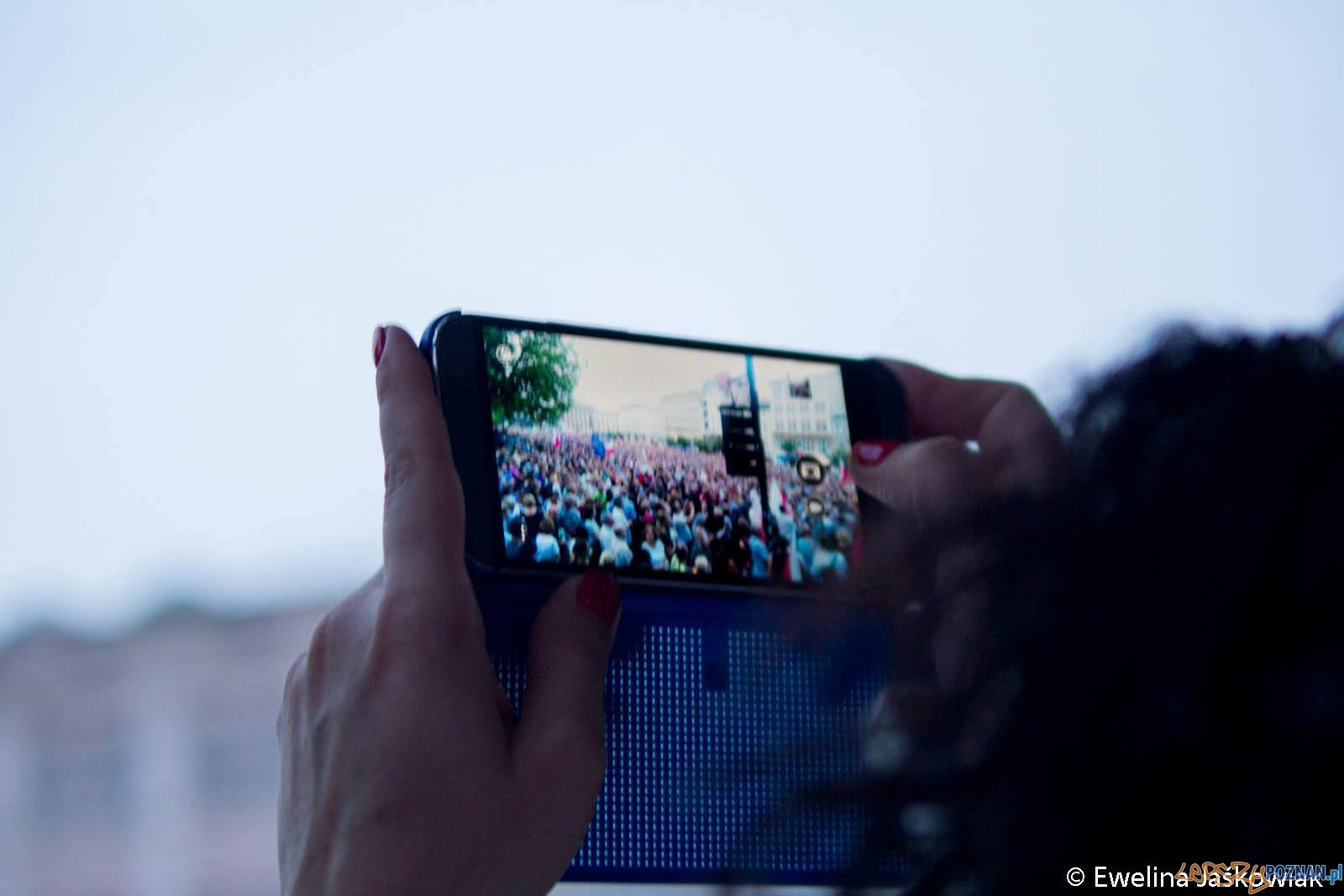 Łańcuch Światła - Poznań Plac Wolności 20.07.2017 r. Foto: Ewelina Jaskowiak Łańcuch Światła - Poznań Plac Wolności 20.07.2017 r. Foto: Ewelina Jaskowiak