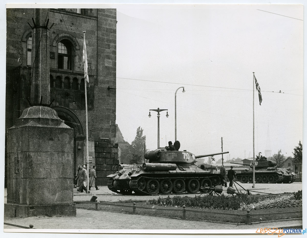 Plac Mickiewicza - Poznań, czerwiec 1956 Foto: Peter Schaeffer Plac Mickiewicza - Poznań, czerwiec 1956 Foto: Peter Schaeffer