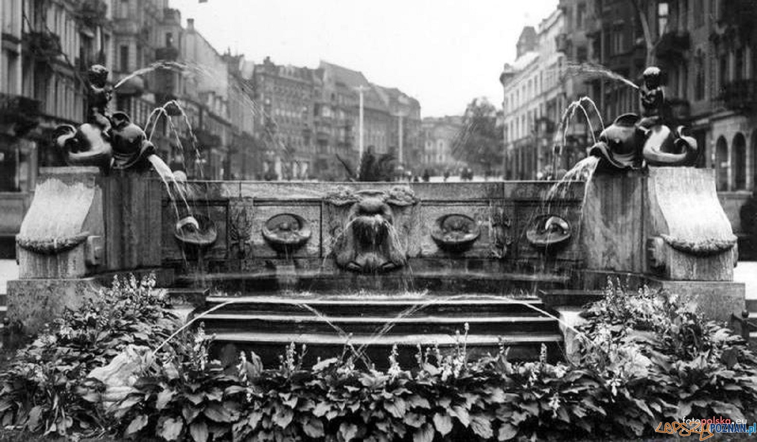 Aleje Marcinkowskiego Fontanna_z_delfinami 1925-35  Foto: fotopolska.eu
