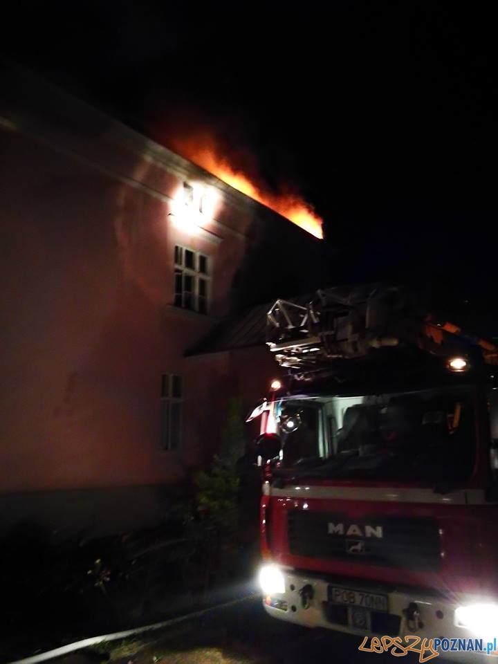 Dom Rekolekcyjny w płomieniach Foto: OSP Skoki Dom Rekolekcyjny w płomieniach Foto: OSP Skoki