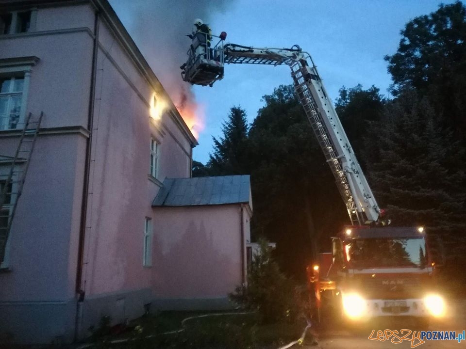 Dom Rekolekcyjny w płomieniach Foto: OSP Skoki Dom Rekolekcyjny w płomieniach Foto: OSP Skoki