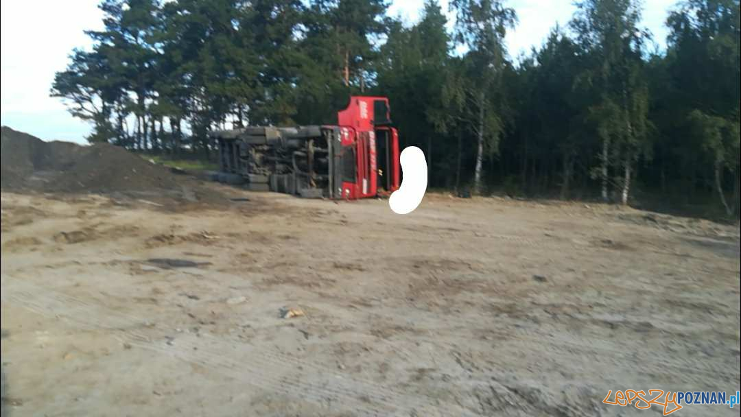 Wywrotka wywrotki w Daszewicach Foto: OSP Poznań Głuszyna Wywrotka wywrotki w Daszewicach Foto: OSP Poznań Głuszyna