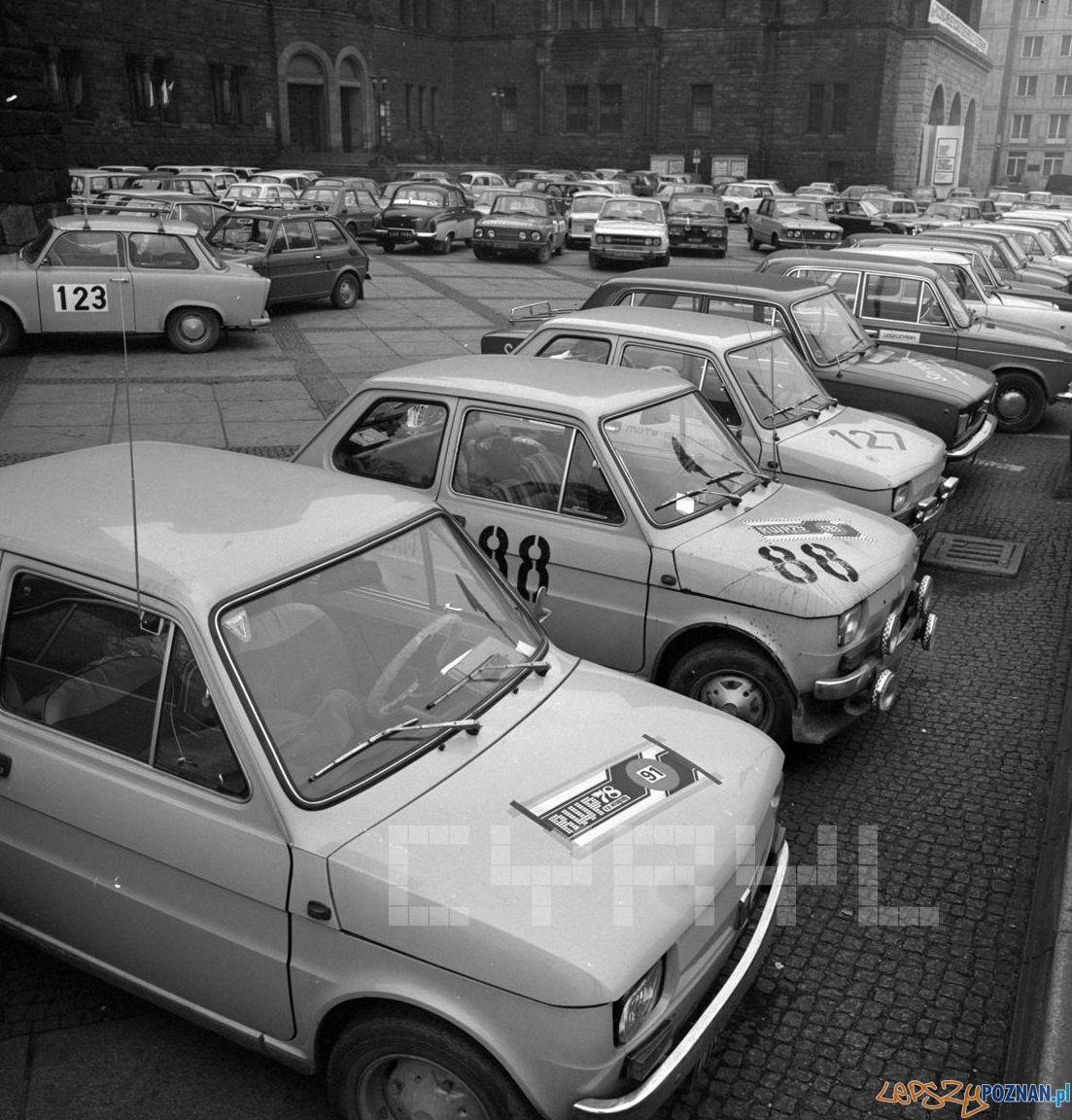 Sportowe auta przed Pałacem Kultury 27.10.1978 Foto: Stanisław Wiktor / Cyryl Sportowe auta przed Pałacem Kultury 27.10.1978 Foto: Stanisław Wiktor / Cyryl