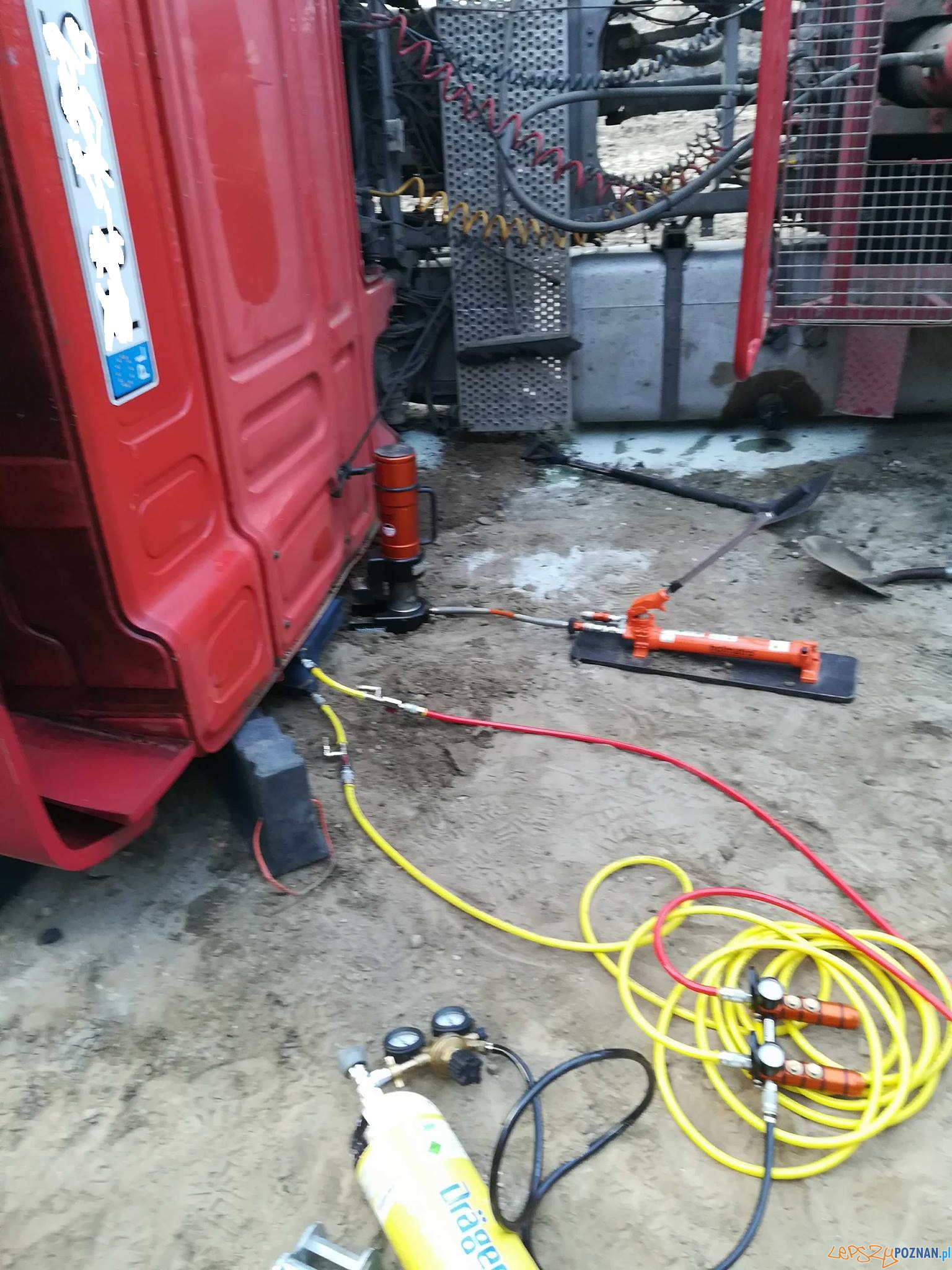 Wywrotka wywrotki w Daszewicach Foto: OSP Poznań Głuszyna Wywrotka wywrotki w Daszewicach Foto: OSP Poznań Głuszyna