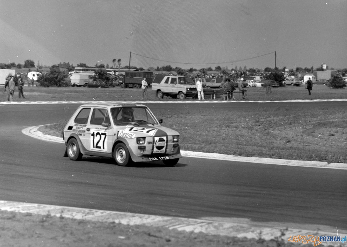 Fiat 126p na Torze Poznań 10.06.1978 Foto: Stanisław Wiktor / Cyryl Fiat 126p na Torze Poznań 10.06.1978 Foto: Stanisław Wiktor / Cyryl