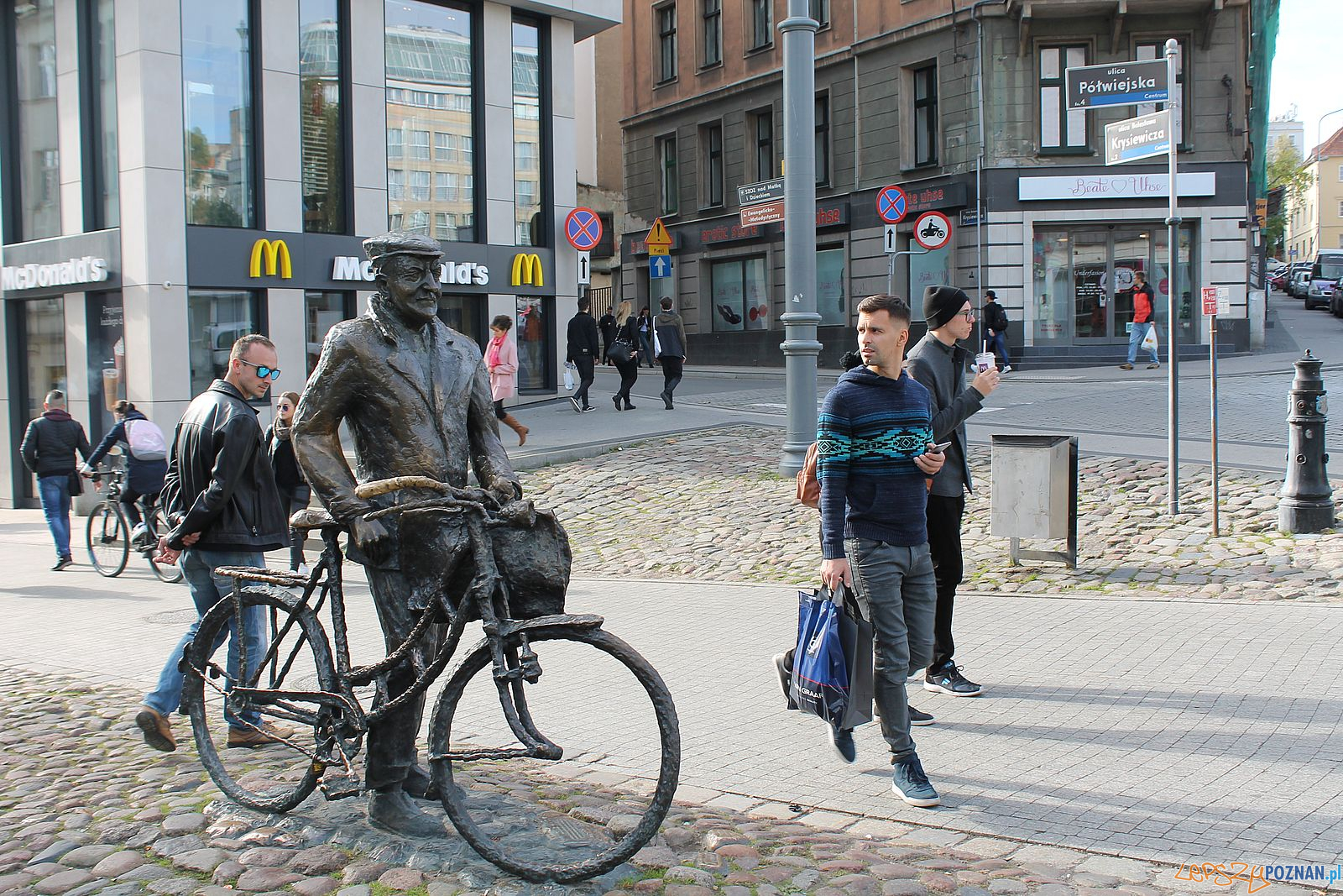 Stary Marych nieporządek wokól pomnika (3) Foto: T. Dworek / ROSM Stary Marych nieporządek wokól pomnika (3) Foto: T. Dworek / ROSM