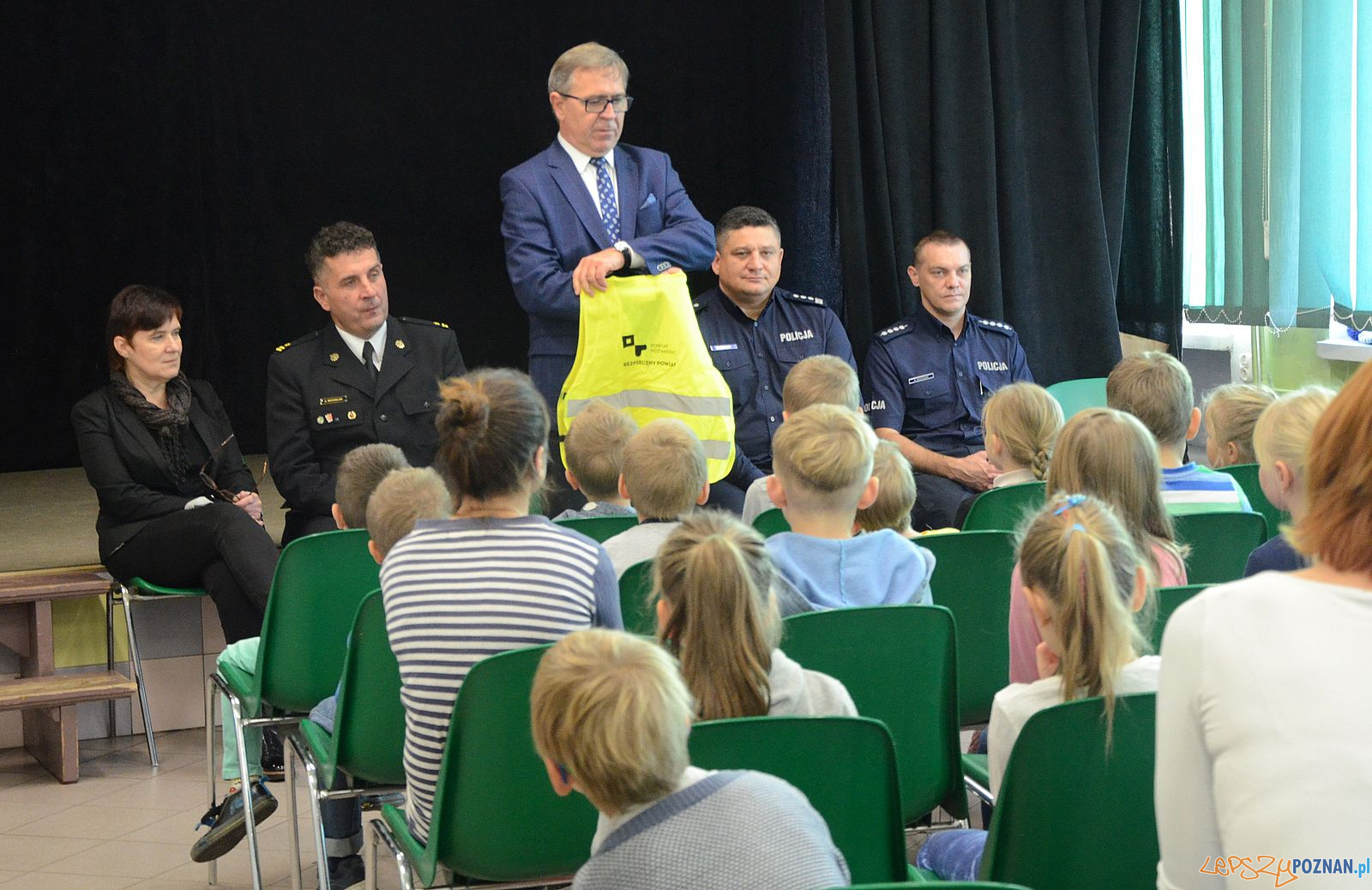 Odblaskowe kamizelki dla uczniów z Powiatu Poznanskiego (2) Foto: materiały prasowe Odblaskowe kamizelki dla uczniów z Powiatu Poznanskiego (2) Foto: materiały prasowe