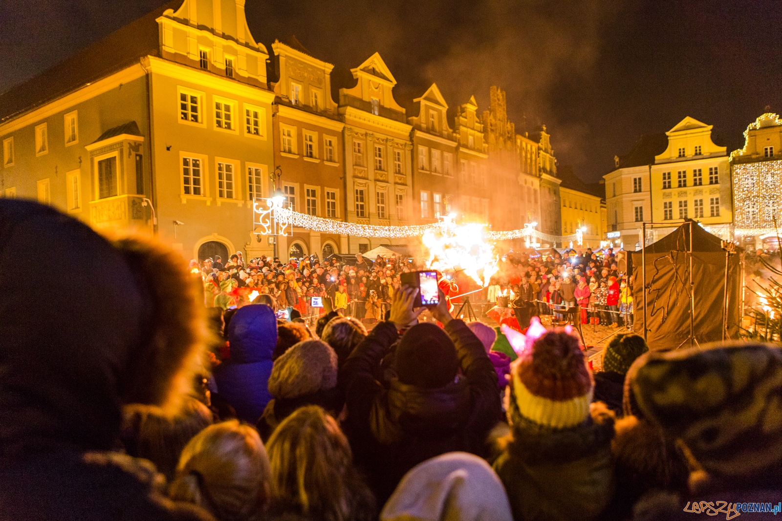 Betlejem Poznańskie: Mikołajkowy pokaz ogniowy - Poznań 03.12 Foto: LepszyPOZNAN.pl / Paweł Rychter Betlejem Poznańskie: Mikołajkowy pokaz ogniowy - Poznań 03.12 Foto: LepszyPOZNAN.pl / Paweł Rychter
