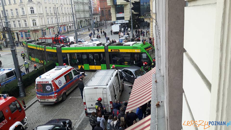 Wykolejenie bimby w centrum Poznania Foto: fb / Hotel Rzymski Wykolejenie bimby w centrum Poznania Foto: fb / Hotel Rzymski