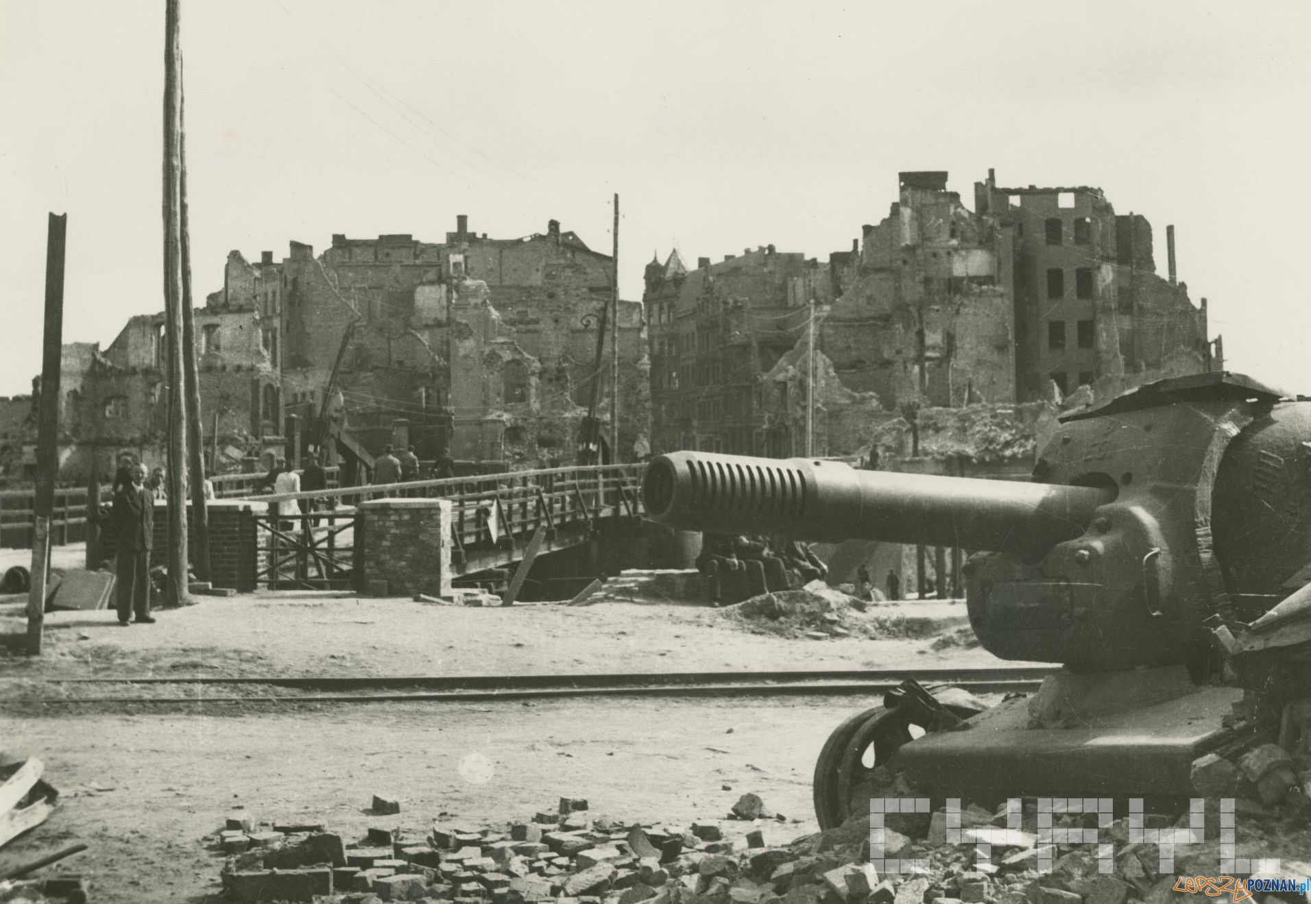 Most Chwaliszewski 1945 Foto: Zbigniew Zielonacki / MKZ / Cyryl Most Chwaliszewski 1945 Foto: Zbigniew Zielonacki / MKZ / Cyryl